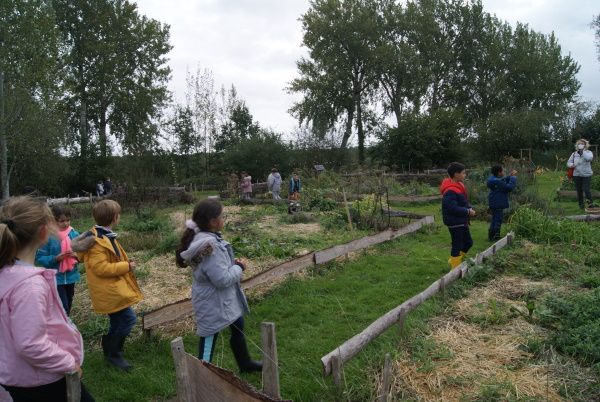 Enfant dans la jardin mandala